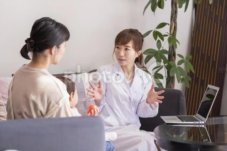 医者と親子 小児科,医者,赤ちゃんの写真素材