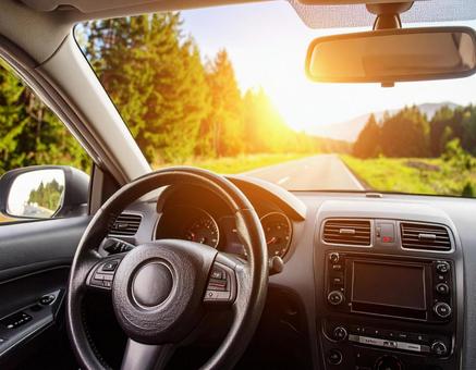 自動車の運転席から見える景色 自動車の運転席から見える景色の写真