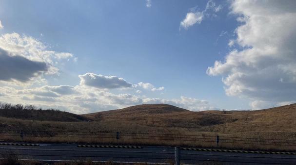 雲の浮かぶ夕方の空 風景,空,雲の写真素材