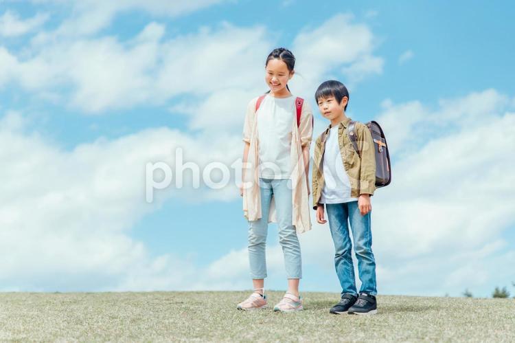 小学生の姉弟 小学生,子供,笑顔の写真素材