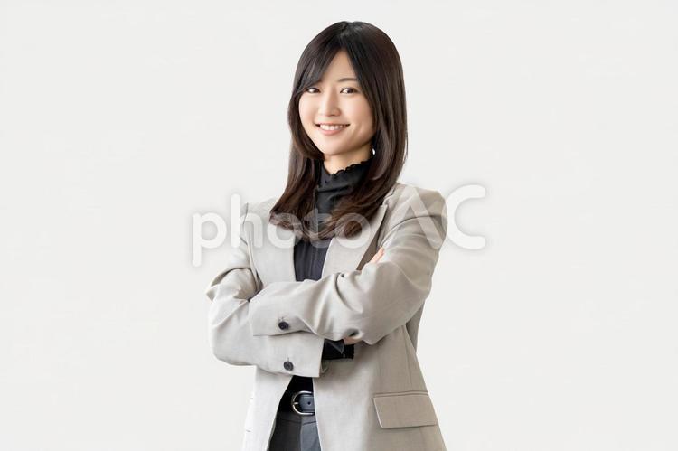 腕を組んで微笑む女性・ビジネスウーマン 女性,笑顔,微笑むの写真素材
