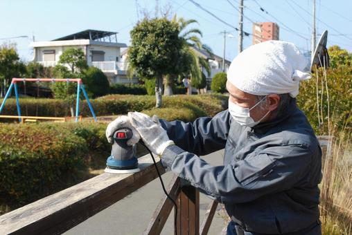 木製フェンスにサンダーをかける男性横顔 木製フェンスにサンダーをかける男性横顔 リフォーム,やすりがけ,外構の写真素材
