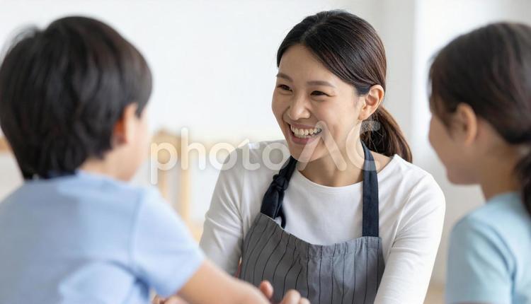 保育園で子供と遊ぶ笑顔の保育士の女性 保育士,女の子,子供の写真素材