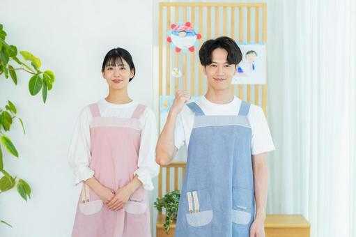 エプロンをした保育士 保育士,笑顔,エプロンの写真素材