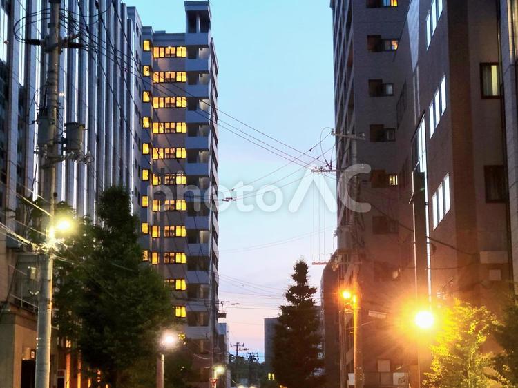 夏の夕空　ビルの谷間　ビジネス　集合住宅 夏の夕空,ビル,谷間の写真素材