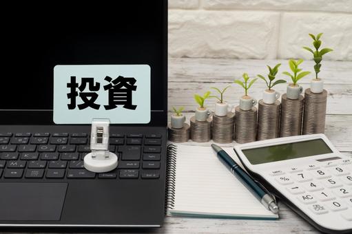 パソコンとコインと電卓で投資のイメージ パソコンとコインと電卓で投資のイメージ 投資,資産,貯蓄の写真素材