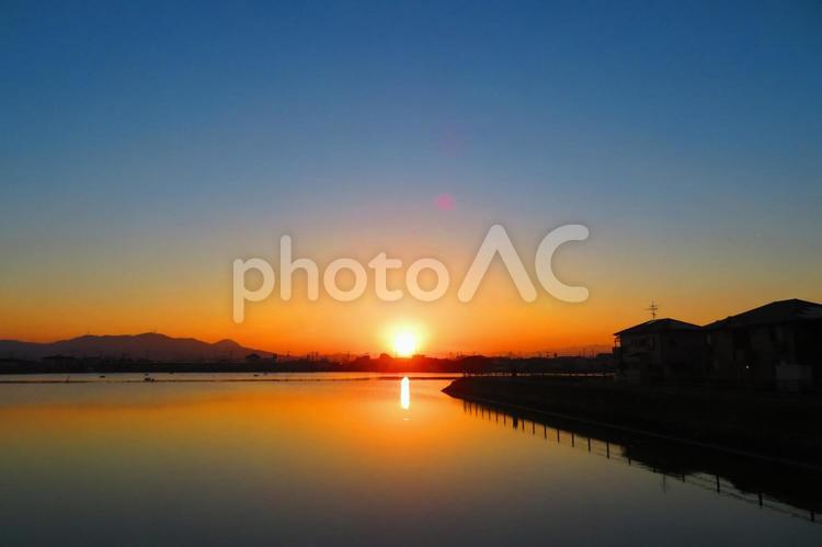 １１月上旬の大池からの日の出 背景,日の出,たそがれの写真素材