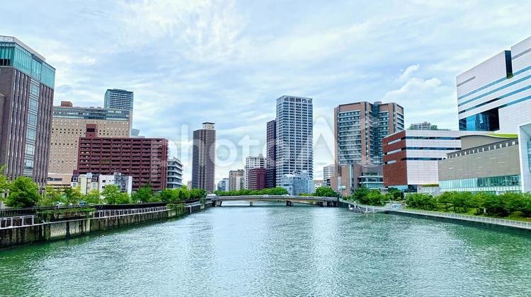 川沿いの都会の街並みビル群 ビル,ビル群,街並みの写真素材