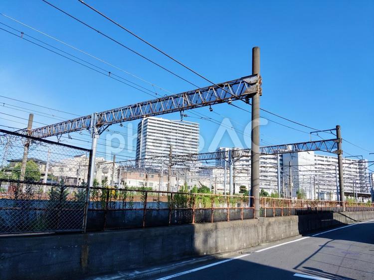 青空と電線と建物 電線,鉄塔,空の写真素材