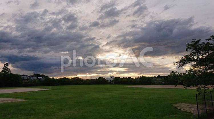 夕暮れ 公園,夕方,夕焼けの写真素材
