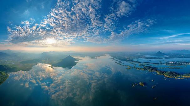 青い空と水が織りなす、静寂な湖畔の絶景 青い空と水が織りなす、静寂な湖畔の絶景の写真
