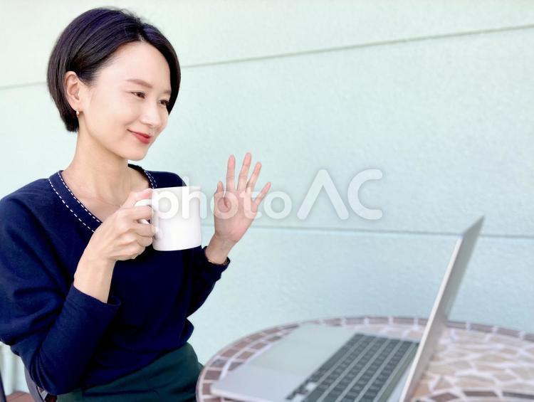 カフェでオンライン会議をする笑顔の女性 女性,笑顔,カフェの写真素材