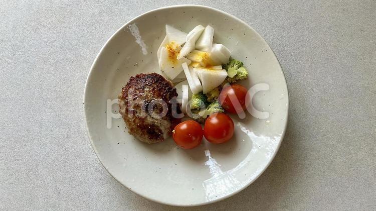 ハンバーグとサラダのプレート料理 ハンバーグ,トマト,ブロッコリーの写真素材
