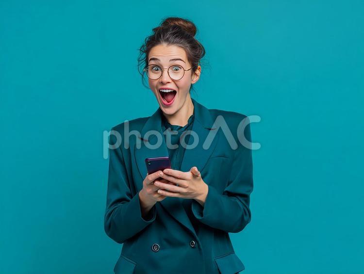笑顔でスマートフォンを持つ女性心理学者 女性,40代,心理学者の写真素材