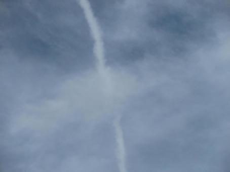 雨雲を突き刺す飛行機雲 雲,曇り,飛行機雲の写真素材