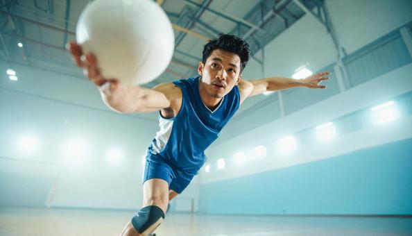 ハンドボールをする若い男性 ハンドボールをする若い男性の写真