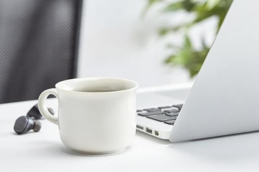 コワーキングスペースで仕事や勉強 ノートパソコン,リモートワーク,コワーキングスペースの写真素材