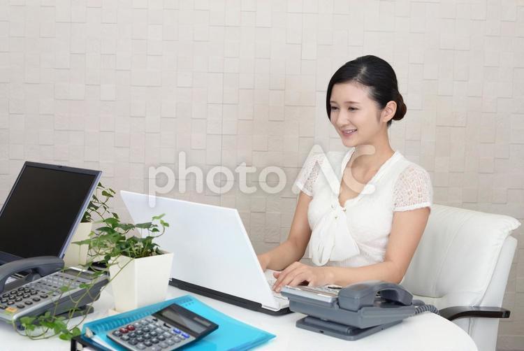 オフィスでパソコン作業をする女性 女性,ビジネスウーマン,ビジネスの写真素材
