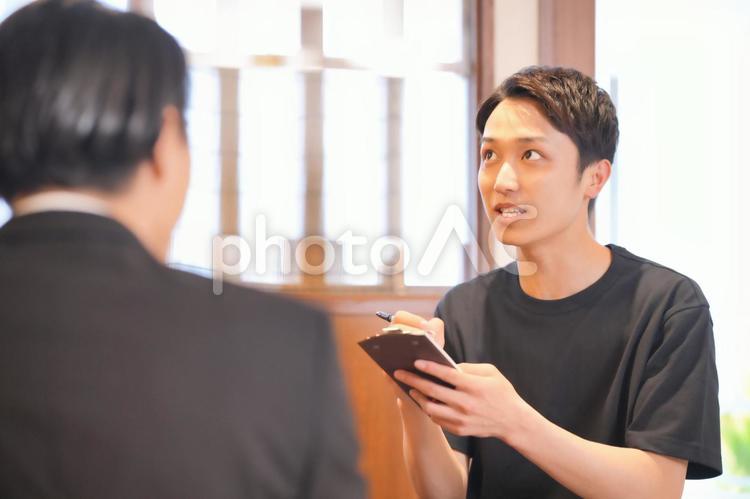 注文を取る途中で考えている男性店員 男性,大学生,バイトの写真素材