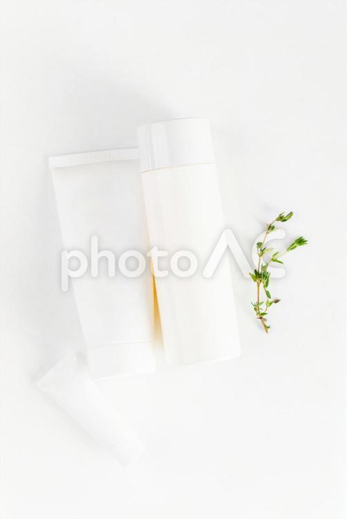 3本の白い詰め替え容器と植物（白背景） モックアップ,物撮り,化粧品の写真素材