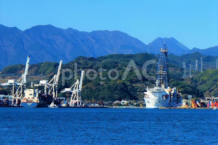 ガントリークレーンと科学調査船、地球深部探査船「ちきゅう」 船,大型船,地球深部探査船「ちきゅう」の写真素材