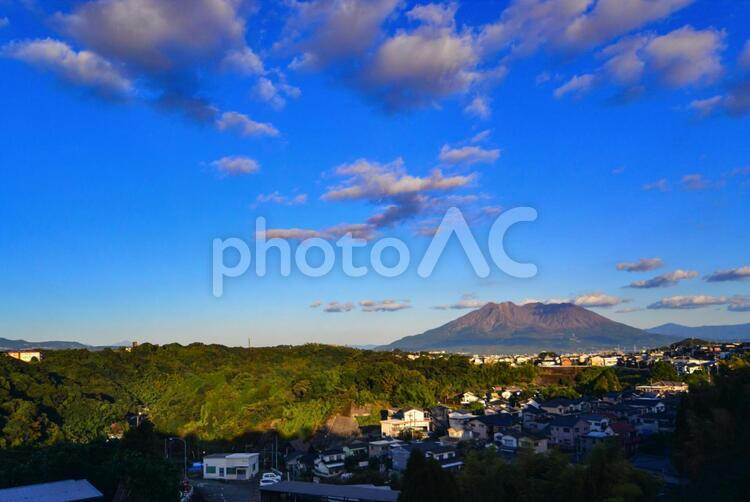 遠くに桜島を眺める　右寄せ 夕方,夕景,桜島の写真素材