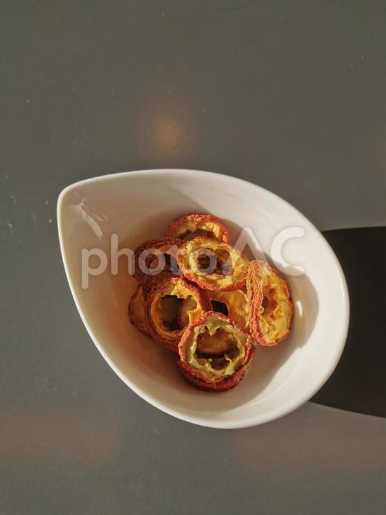 白いお皿に入った輪切り乾燥さんざし さんざし,薬膳,白の写真素材