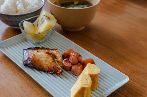 和朝食 焼き魚と卵焼き 和朝食 焼き魚と卵焼き 朝食,和食,焼き魚の写真素材