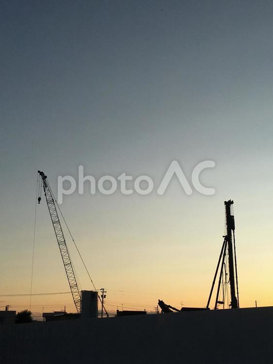 建設現場と夕景 シルエット,北海道,夕方の写真素材