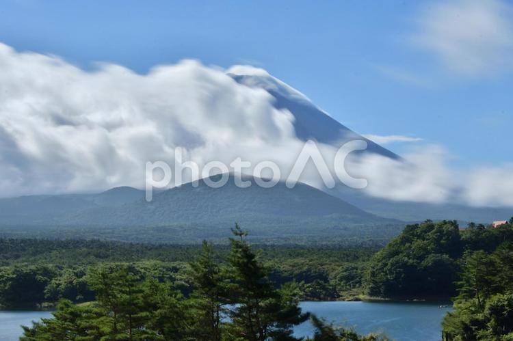風景　精進湖から見た富士山の前を流れる雲（長時間露光） 風景,富士山,雲の写真素材