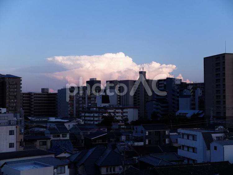 夕方の街 街並み,雲,夕方の写真素材