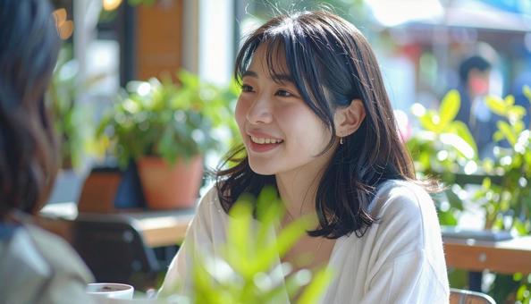 カフェで楽しむ女性 カフェで楽しむ女性の写真