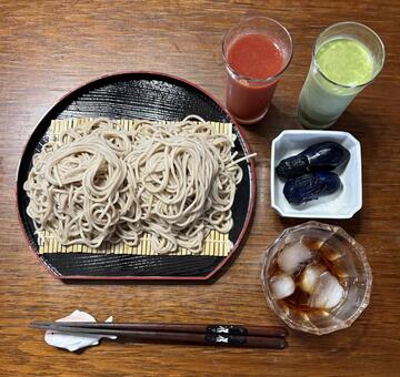 ざる蕎麦と昆布つゆと茄子の漬物などの昼食 昼食,ざる蕎麦,昆布つゆの写真素材