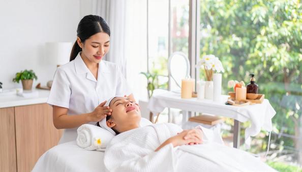 エステでフェイシャルマッサージを受けるの写真