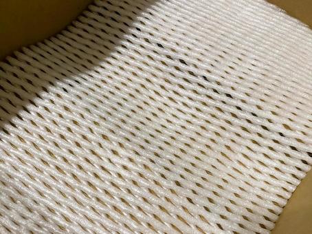 ダンボール箱の中に敷いた緩衝材２２の写真