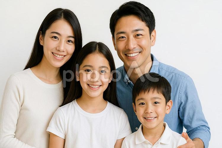 笑顔の日本人ファミリー・仲良し親子・生活 日本人ファミリー,笑顔,親子の写真素材