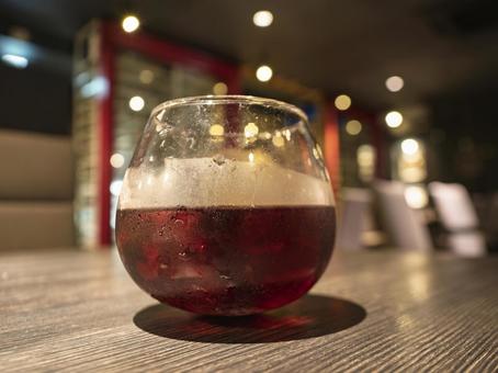 灯りに映える赤のグラス サングリア,ワイン,グラスの写真素材