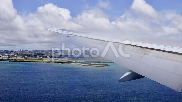 沖縄県那覇空港離陸後の航空写真 海,島,空の写真素材