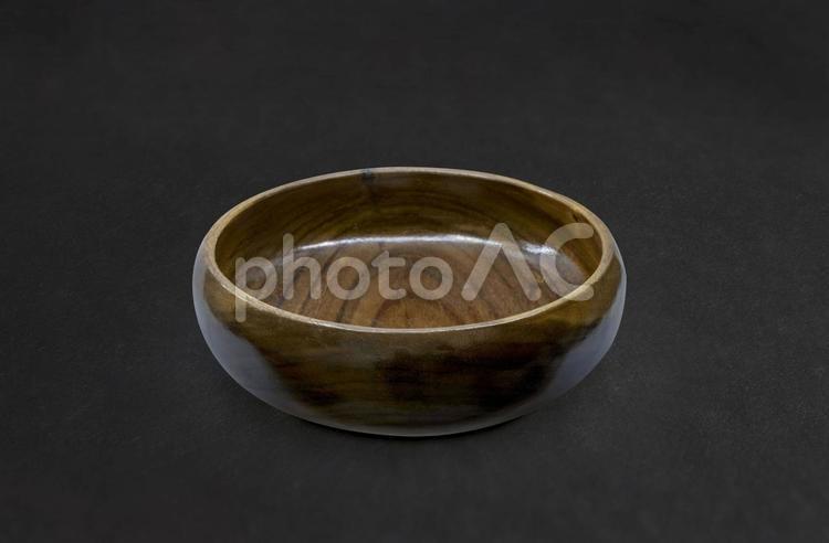 空っぽの木製の器と黒い背景 入れ物,皿,茶色の写真素材