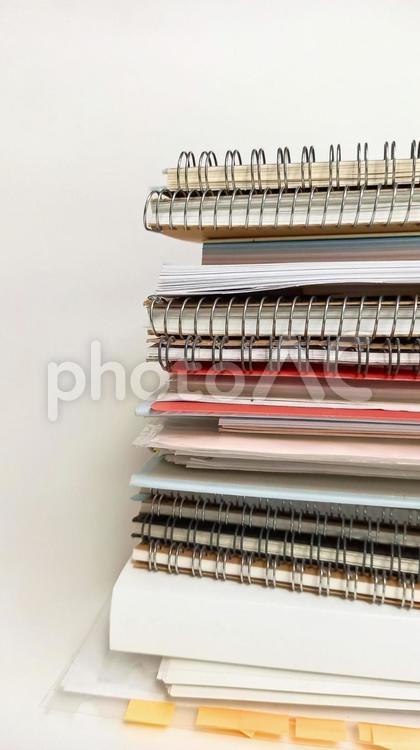 【ノート】山積み｜勉強・仕事・資格・書類 ノート,山積み,勉強の写真素材