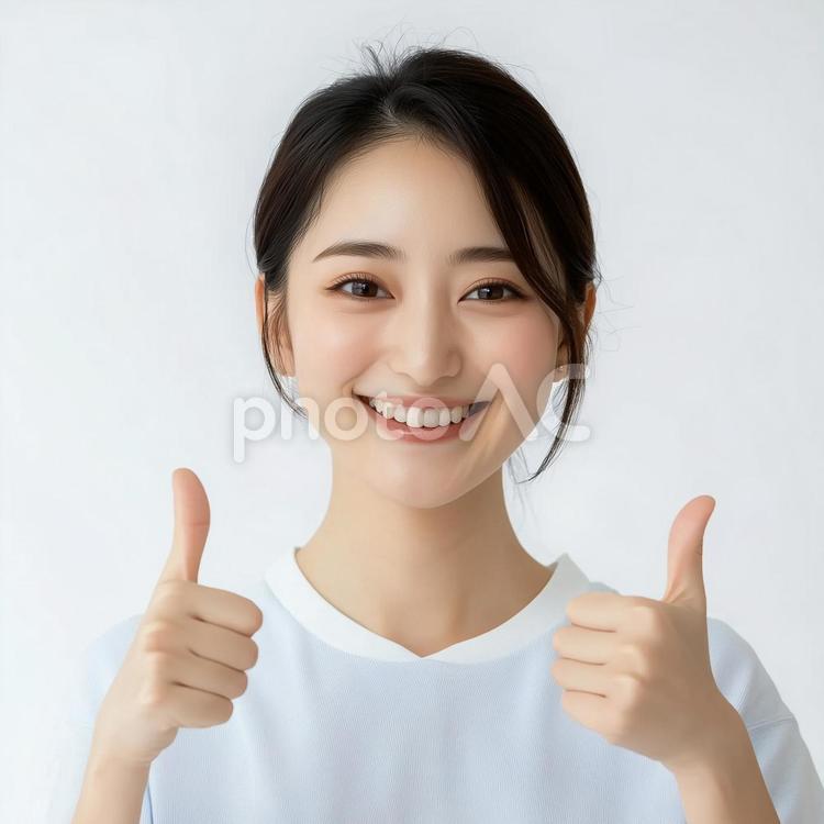 両手でいいねポーズする笑顔の若い女性 女性,若い,いいねの写真素材