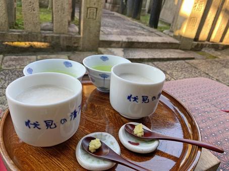 伏見稲荷の昔ながらの甘酒 伏見稲荷の昔ながらの甘酒 甘酒,あまざけ,ホットの写真素材