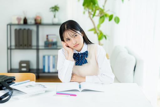 自宅で勉強中に悩む女子高生 自宅で勉強中に悩む女子高生の写真