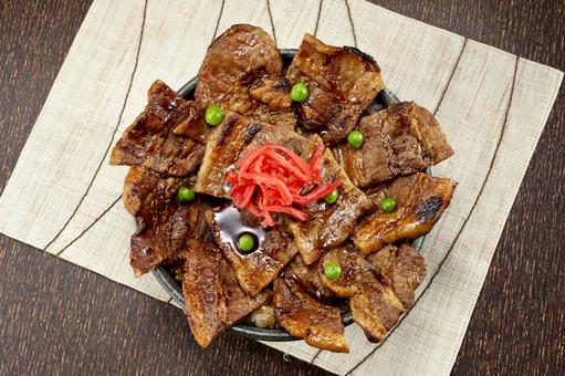 ボリューム満点の豚丼(真俯瞰) ボリューム満点の豚丼(真俯瞰) 豚丼,紅しょうが,グリーンピースの写真素材