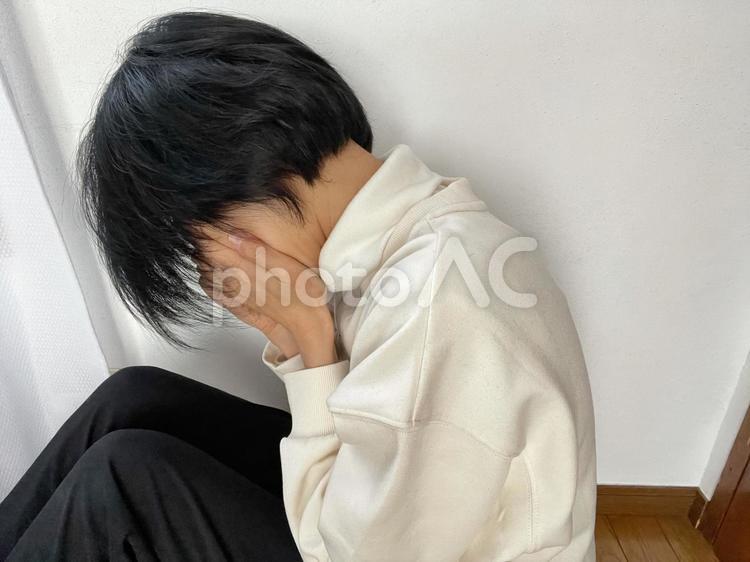 顔を抱えて落ち込む女性、ポーズ４ 女性,倦怠感,体調不良の写真素材