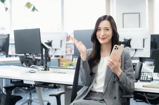 オフィスで仕事をする若いビジネスウーマン ビジネス,女性,オフィスの写真素材