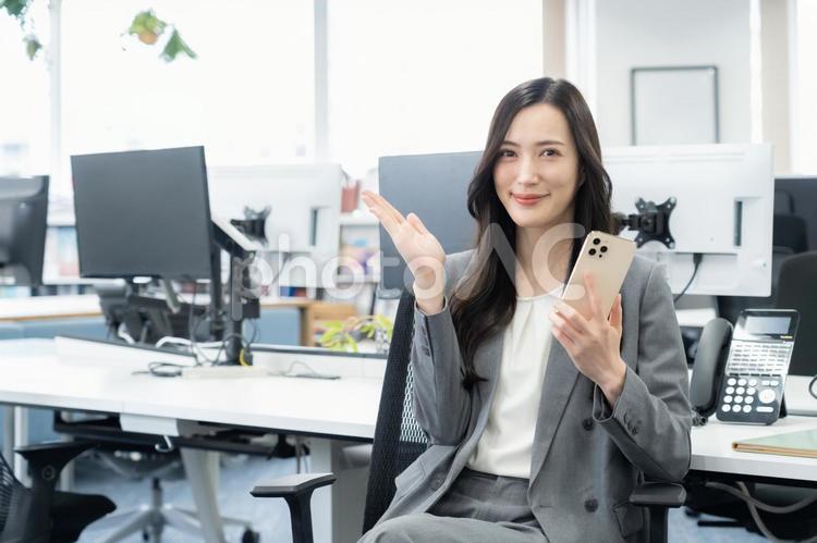 オフィスで仕事をする若いビジネスウーマン ビジネス,女性,オフィスの写真素材