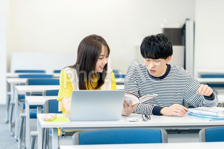教室で授業を受ける大学生 大学生,教室,笑顔の写真素材