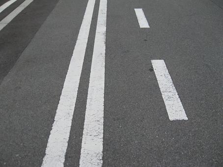 駐停車禁止かつ軽車両通行可能の表示線 駐停車禁止,軽車両通行可能,道路の写真素材