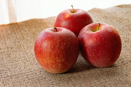 窓際のテーブルに置かれた大きな赤い林檎 りんご,果物,赤色の写真素材